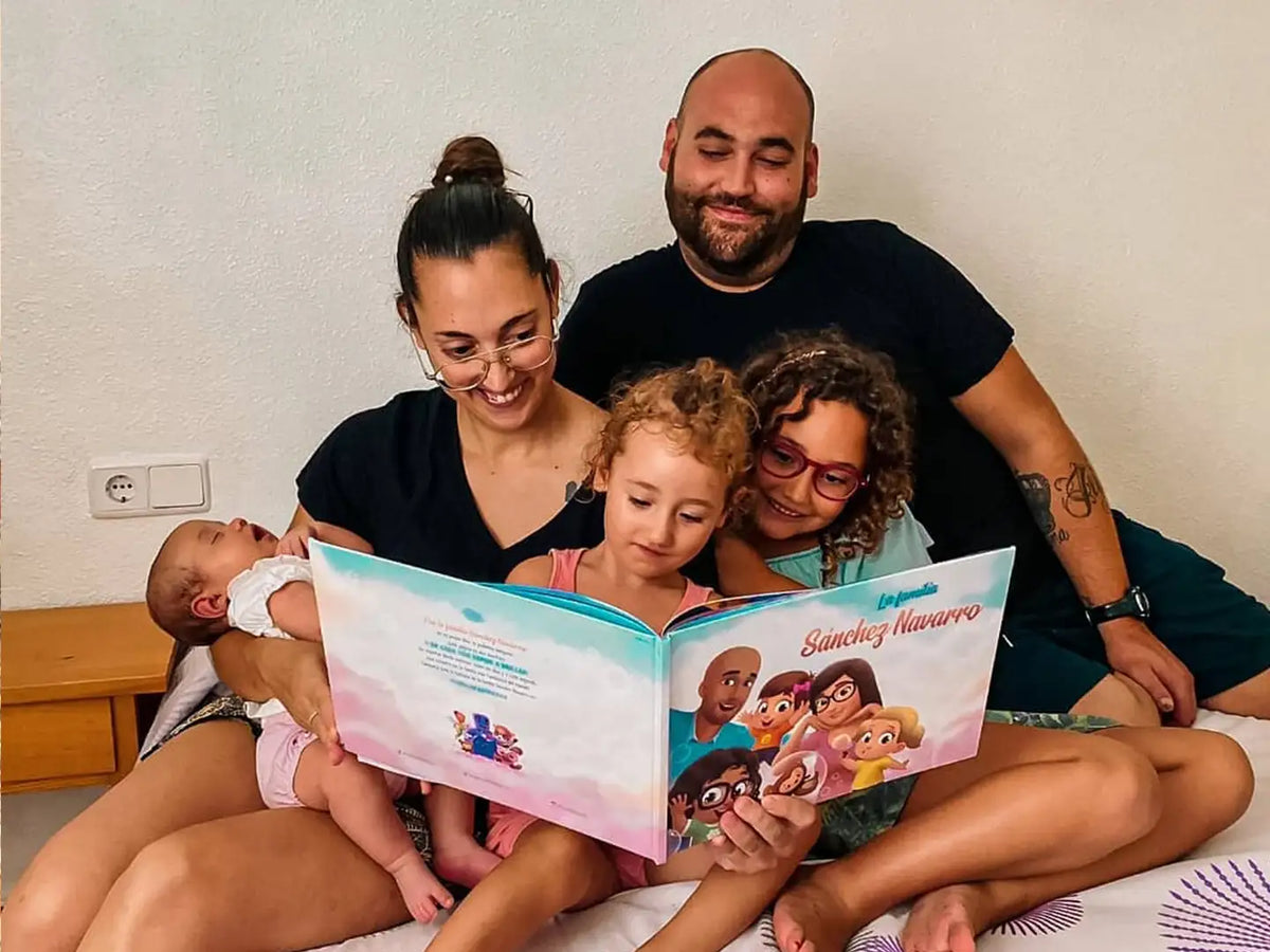 Mamá, papá y sus tres hijos están leyendo su libro personalizado para familias y disfrutando de pasar tiempo juntos.