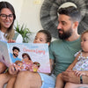 Familia sosteniendo su libro familiar personalizado hecho especialmente para ellos y que es un gran regalo para el Día del Padre.