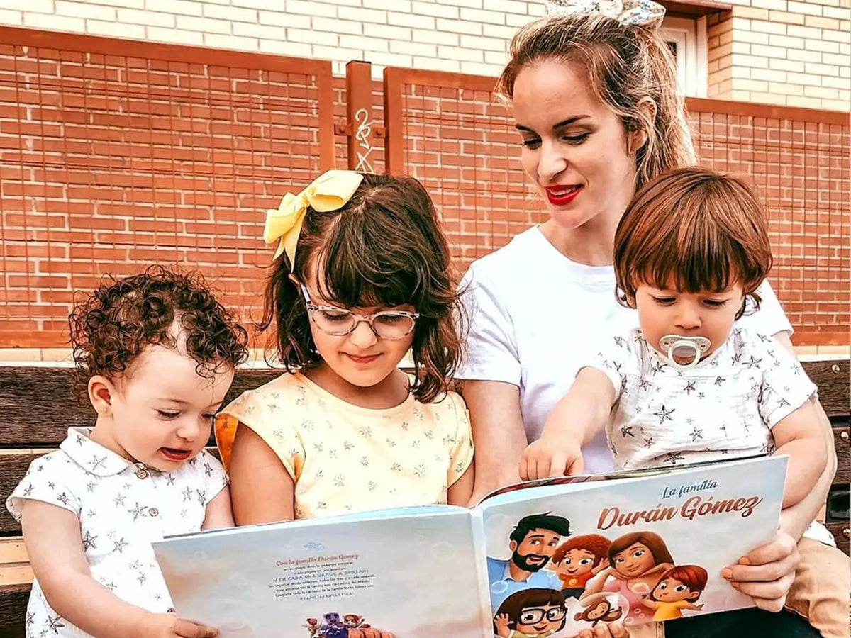 Mamá y sus tres hijos están mirando la ilustración dentro del libro familiar personalizado, que es un gran regalo para tres niños o un gran regalo para el Día de la Madre.