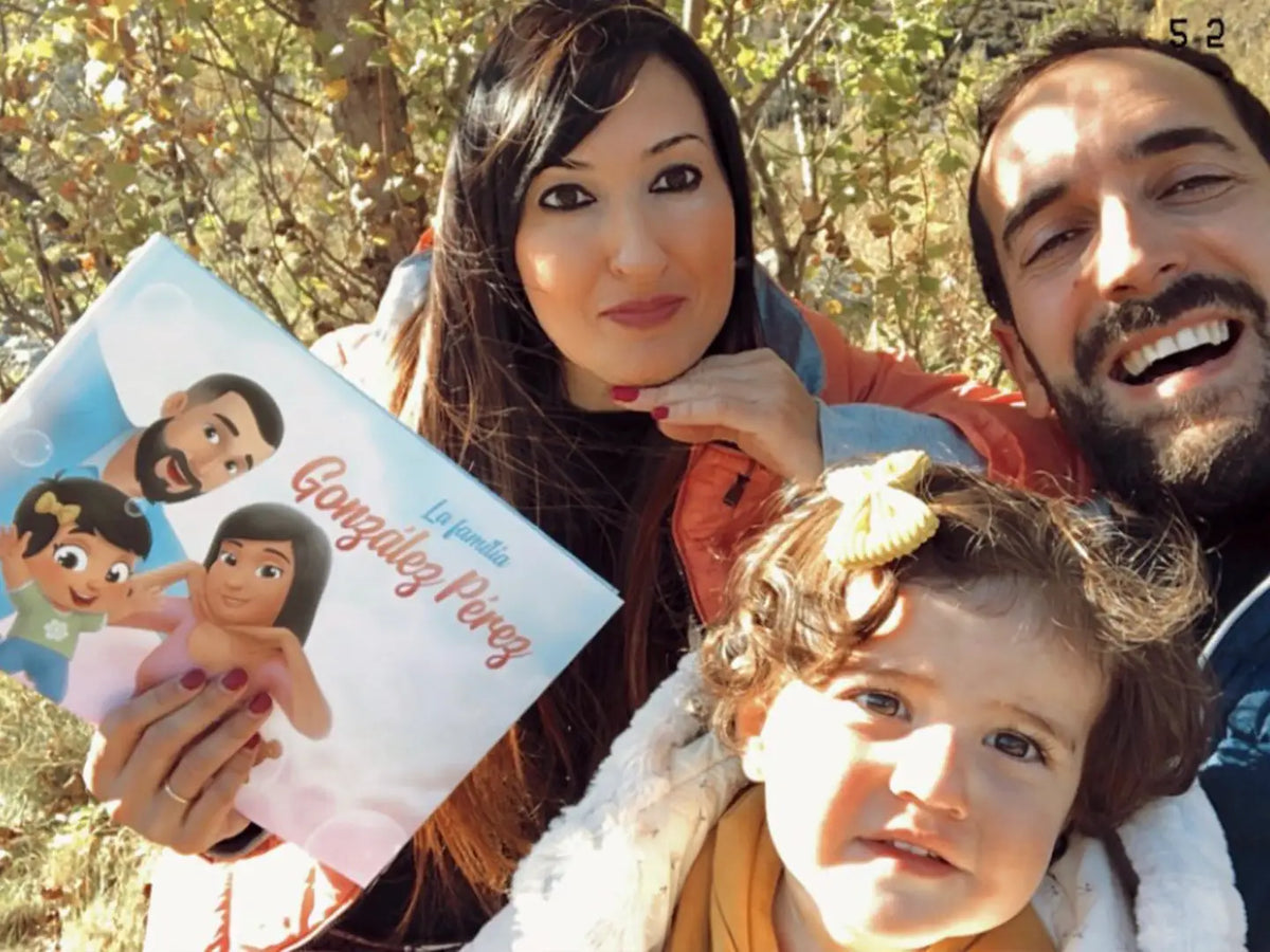 Familias felices disfrutando de su libro familiar personalizado, que es un excelente regalo de Navidad.