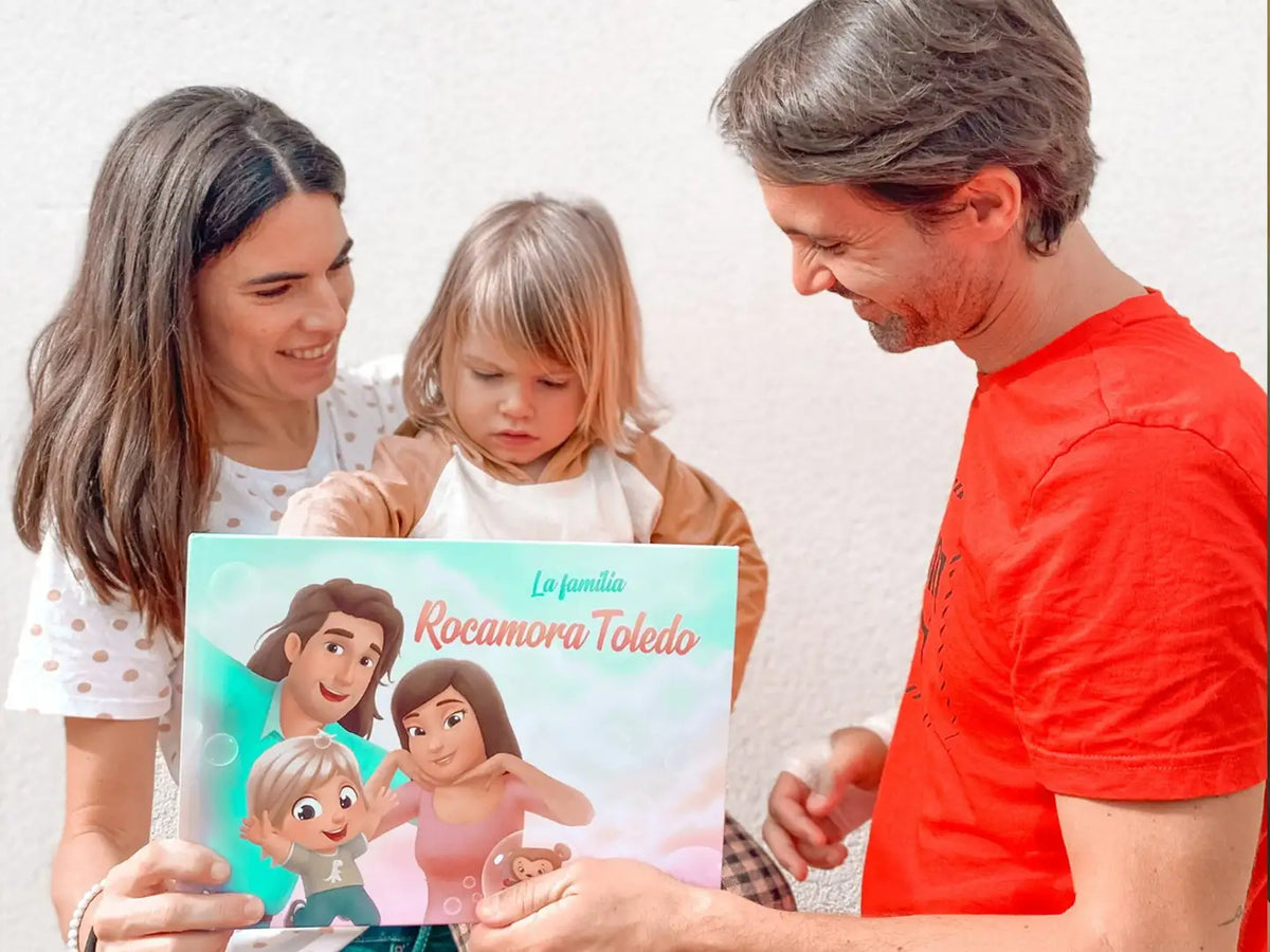 Papá observa cariñosamente a su hija y sostiene su libro personalizado para familias