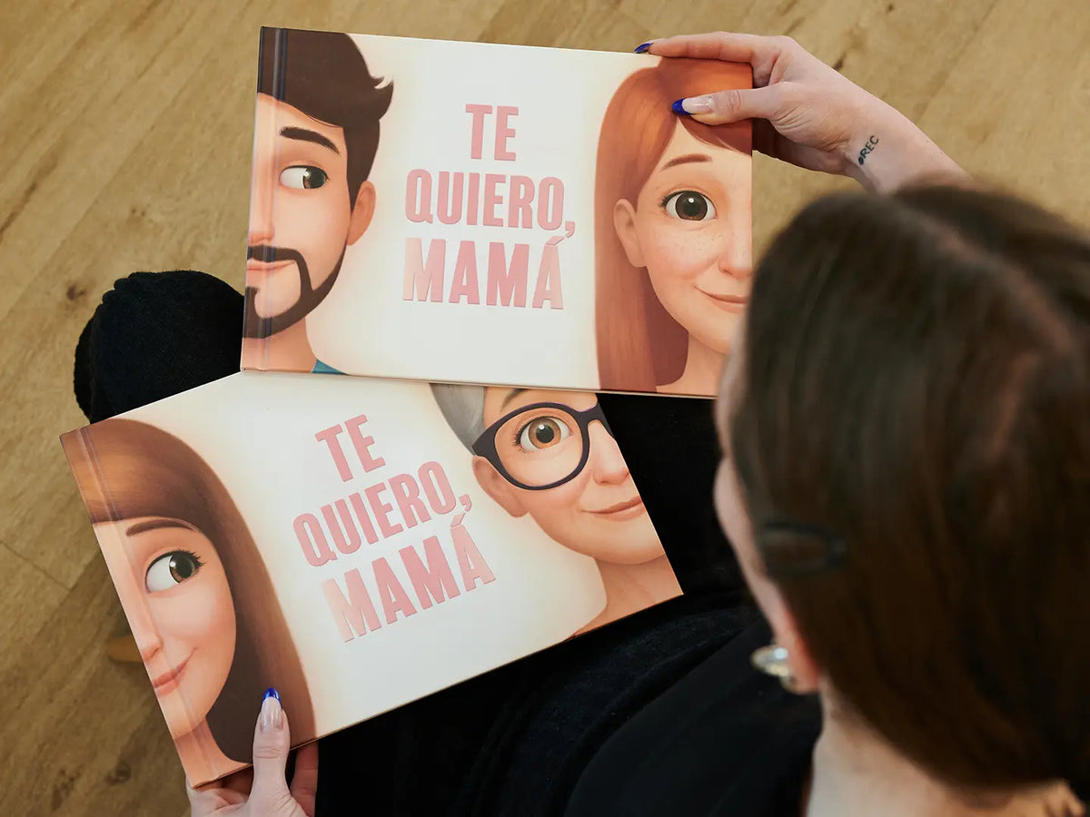 Mujer sosteniendo un libro personalizado titulado 'Te Amo, Mamá', que es el mejor regalo para una madre.
