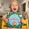 Esta nina es muy feliz leer su nuevo libro de Navidad, un libro personalizado.