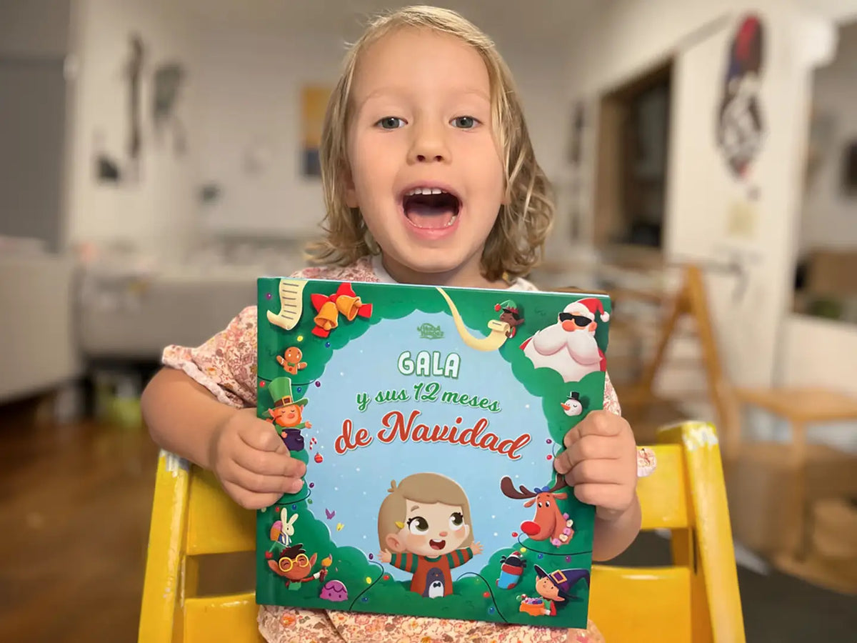 Esta nina es muy feliz leer su nuevo libro de Navidad, un libro personalizado.
