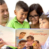 Una familia de cuatro personas está leyendo su libro de cuentos personalizado protagonizado por los miembros de su familia.