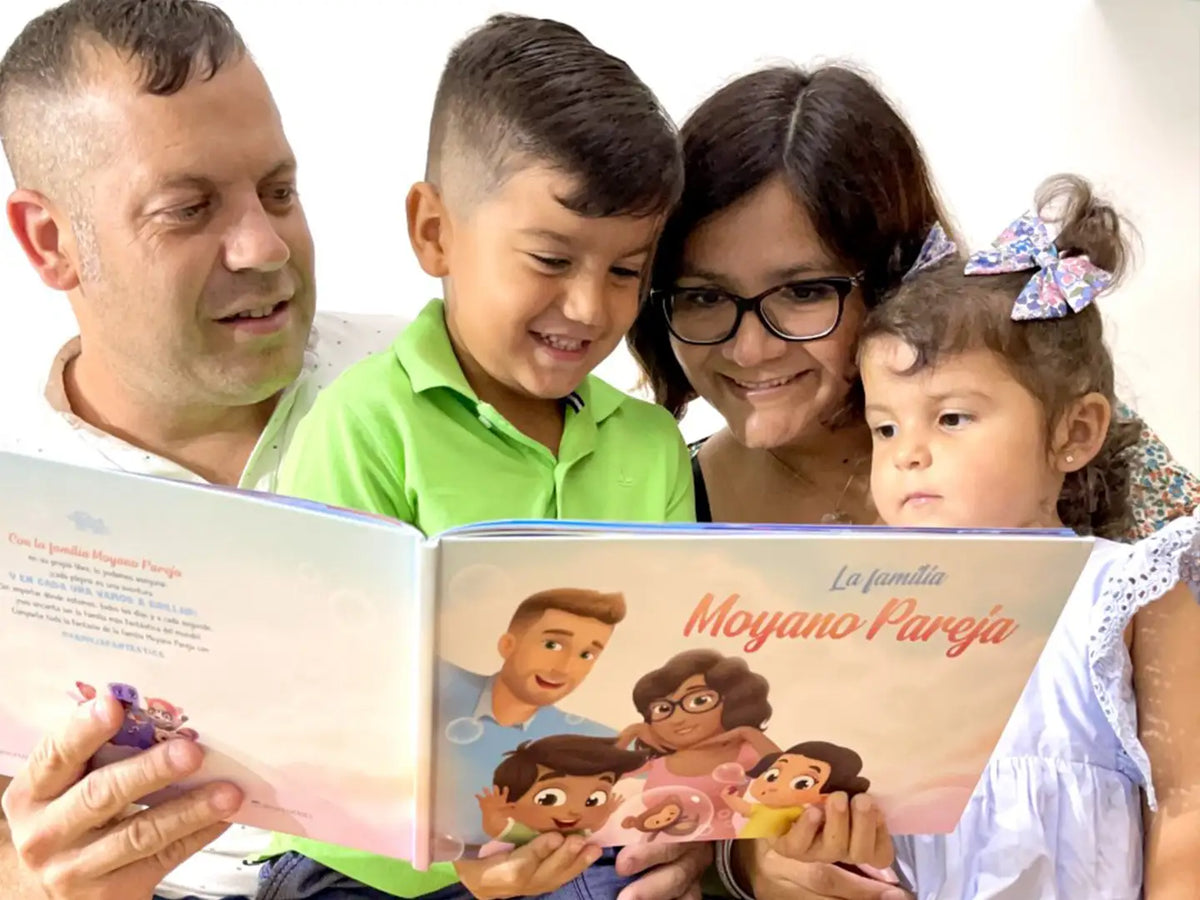 Una familia de cuatro personas está leyendo su libro de cuentos personalizado protagonizado por los miembros de su familia.