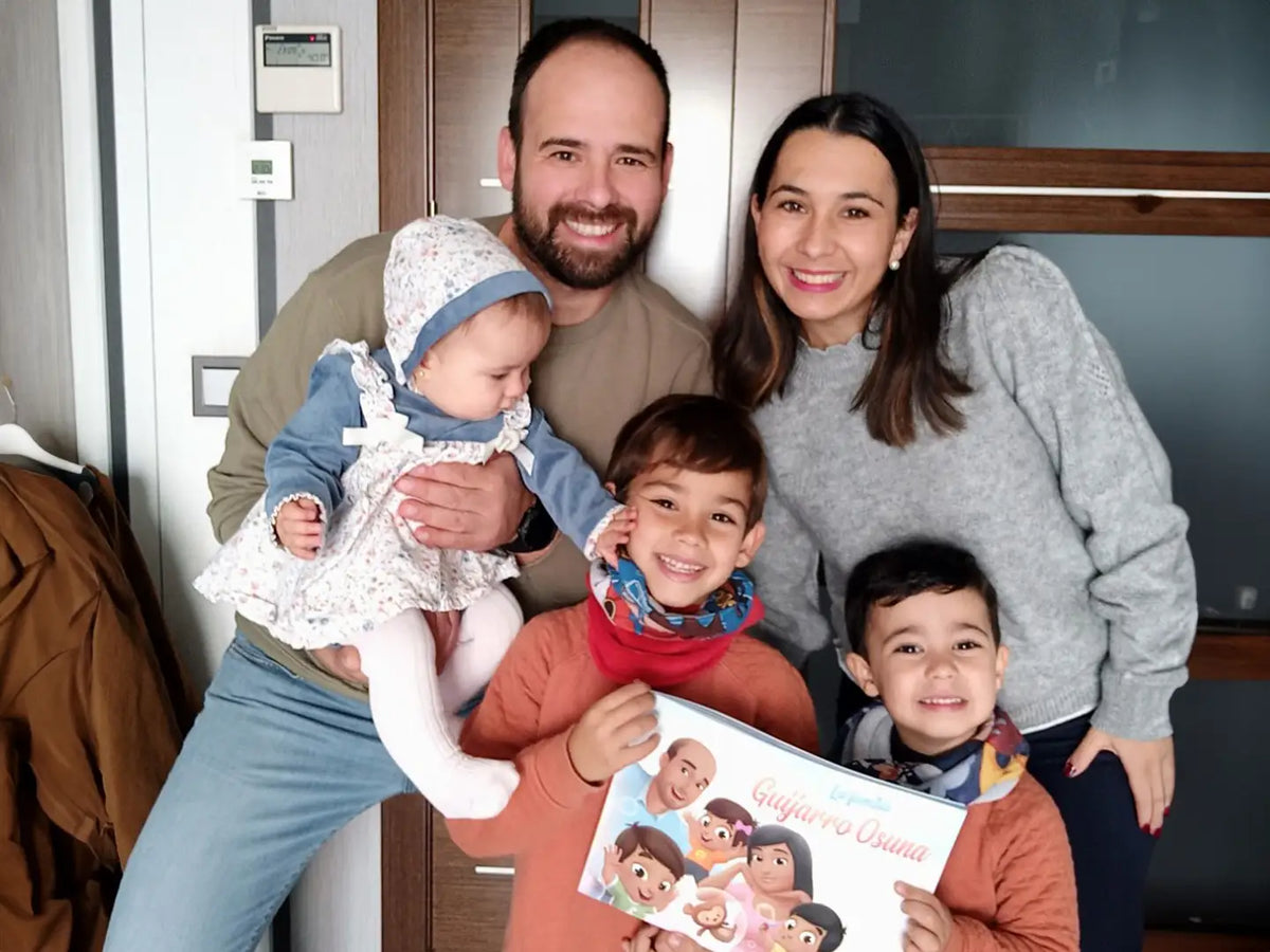 Una familia feliz de 5 personas sostiene su libro familiar personalizado, que es un excelente regalo para el Día del Padre.