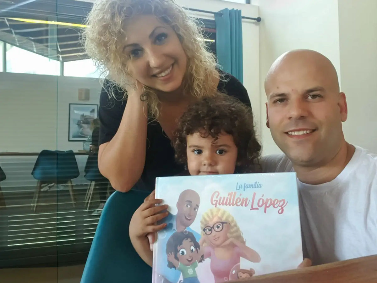 Familia sosteniendo su libro familiar personalizado que está hecho solo para ellos y es un excelente regalo para el Día del Padre.