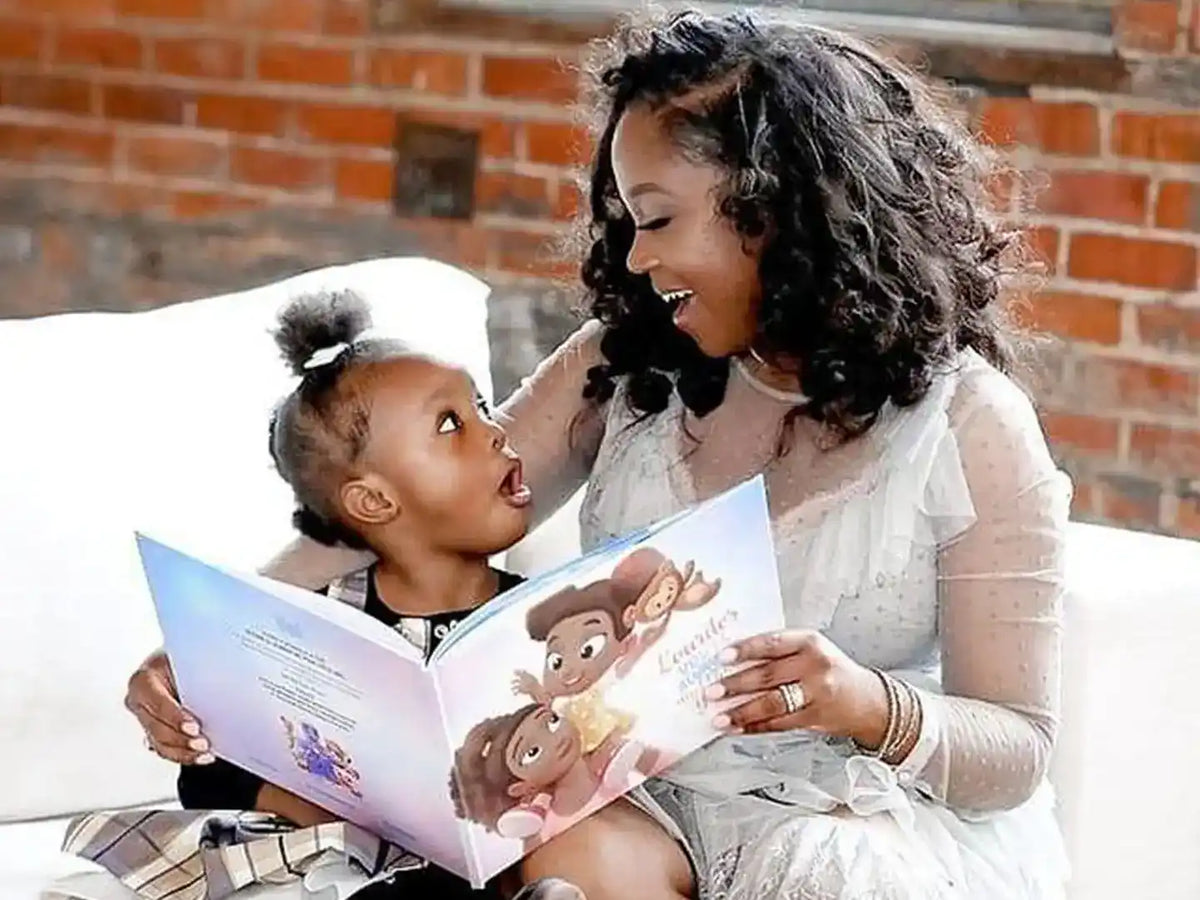 Mamá e hija se sorprenden al verse en este libro completamente personalizado para el Día de la Madre.