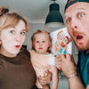 Familia feliz con su libro familiar personalizado.