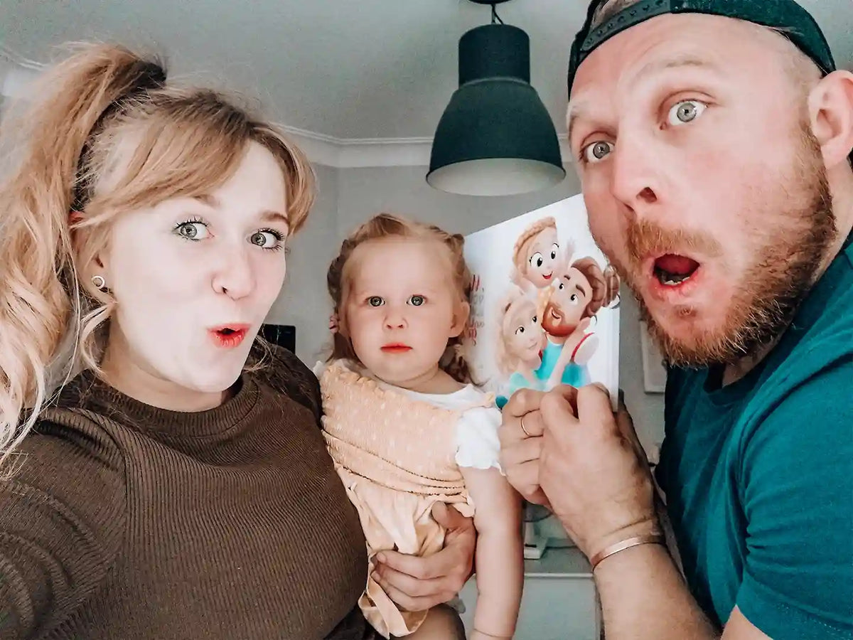 Familia feliz con su libro familiar personalizado.