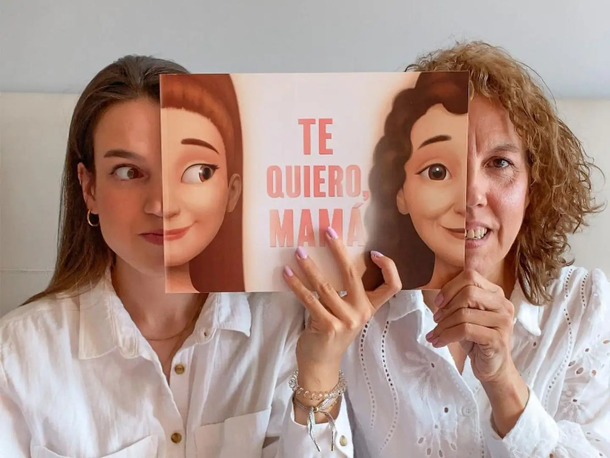 Hermosa madre y su hija mostrando su libro de Hooray Heroes con personajes personalizados en la portada.