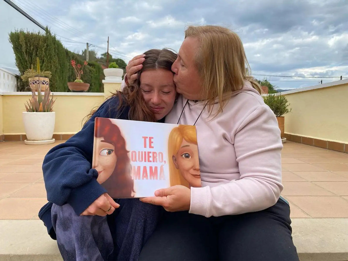 Madres e hijas están contentas con su libro personalizado, que es un gran regalo para una madre.