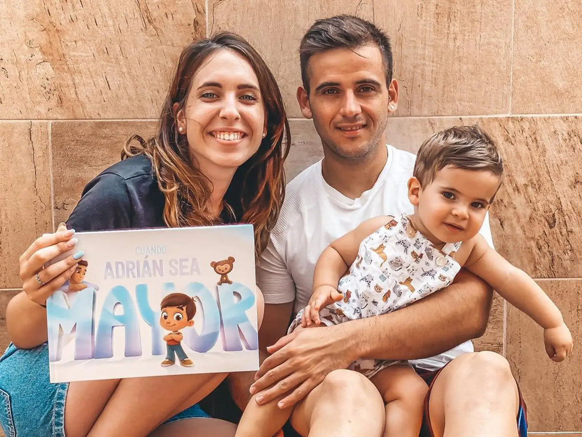 Familia sonriente descubriendo el Libro Personalizado para Papá hecho a medida justo para papá y su hijo.