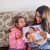 Hermosa niña sostiene un regalo especial de apreciación para mamá, un libro personalizado para madre e hija.