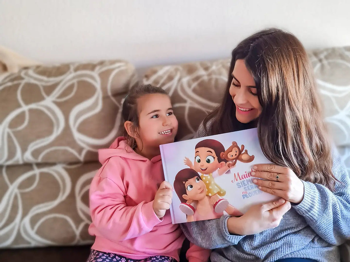 Hermosa niña sostiene un regalo especial de apreciación para mamá, un libro personalizado para madre e hija.