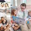 Familia descubriendo el Libro Personalizado para Papá.