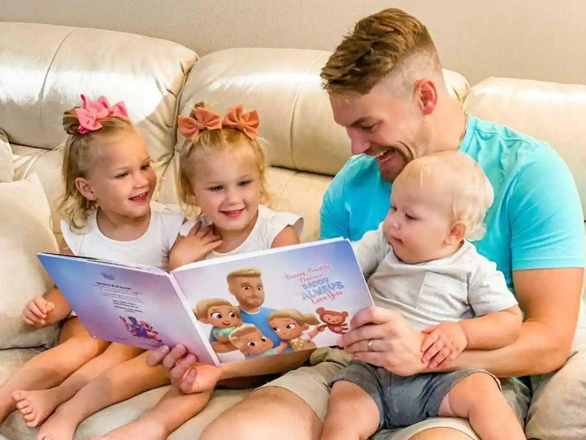 Familia sonriente descubriendo el Libro Personalizado para Papá hecho a medida justo para papá y sus hijos.